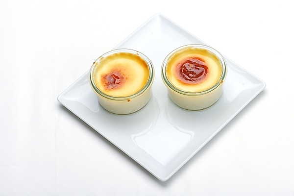 포토 JPG 해외이미지 실내 사람없음 두개 흰배경 푸딩 크렘브륄레 해외202004 해외포토 백그라운드 2 디저트 내부 흰색 파일형식 이미지허브