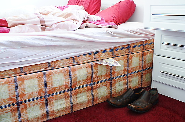 포토 JPG 해외이미지 신발 돈 베개 사람없음 금융 경제 카펫 저축 유로 침대 절약 위험 투자 시트 궤 매트리스 해외202004 해외포토 가구 컨셉 비즈니스 침구 재산 파일형식 이미지허브