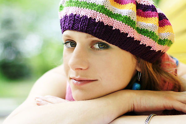 포토 JPG 해외이미지 공원 무기 거리 따뜻함 한명 사람 초록색 파란색 노란색 상점 목도리 줄무늬 어깨 캡모자 해외202004 해외포토 모자_잡화 1 잡화 공공시설 컬러 무늬 신체부위 파일형식 이미지허브