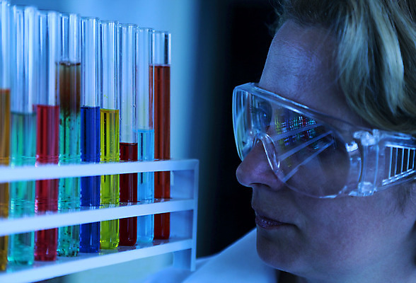 포토 JPG 해외이미지 응시 여자 안경 얼굴 중년 과학 고글 실험 한명 성인 옆모습 스터디 반사 머리 표현 실험실 연구원 과학자 분석 튜브 해결 발견 세이지 신발장 주목 화학물질 해외202004 해외포토 직업 1 시선 잡화 뷰포인트 컨셉 사람 신체부위 학습 화학 학자 파일형식 이미지허브