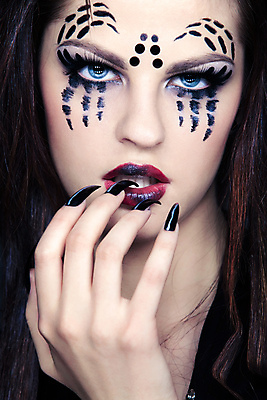 포토 JPG 해외이미지 백인 응시 여자 컨셉 실내 무표정 한명 손짓 상반신 성인 앞모습 거미 페이스페인팅 성인여자한명만 해외202004 해외포토 서양인 1 시선 감정 뷰포인트 곤충 모션 표정 사람 내부 여자한명만 성인여자만 파일형식 이미지허브