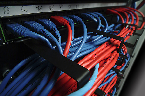 포토 JPG 해외이미지 이동 인터넷 비즈니스 통신 사람없음 빨간색 전자제품 컴퓨터 디지털 자료 힘 전선 정보 그물 네트워크 센터 콘센트 플러그 연결 접속 무선전화기 속도 순환 철사 섬유 전송 랜 모뎀 방화벽 서버 신발장 하드웨어 네트워킹 제공자 해외202004 해외포토 컬러 컨셉 모션 직물 전화기 파일형식 이미지허브