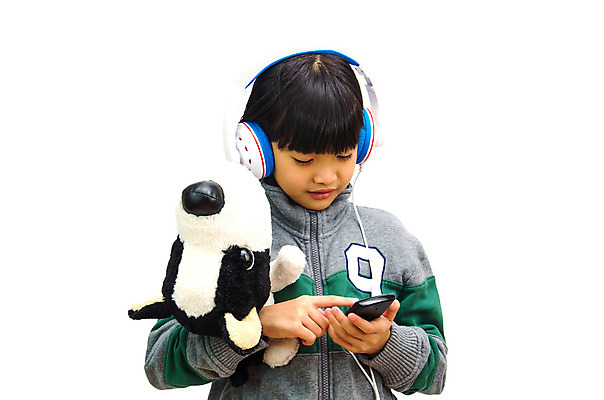 포토 JPG 해외이미지 1 행복 어린이 음악 인형 이어폰 친절 바닥 한명 사람 스마트폰 컬러풀 헤드폰 유치원 듣기 흰색 개 작음 무서움 싱글 오디오 스테레오 고립 뮤지컬 해외202004 해외포토 교육 감정 컬러 음향기기 포유류 모션 문화예술 전자제품 핸드폰 스마트기기 소리 크기 파일형식 이미지허브