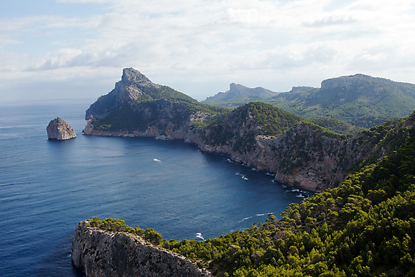 포토 JPG 해외이미지 나무 구름 바다 섬 여행 자연 하늘 휴가 산 풍경 사람없음 야외 초록색 물 여름 파란색 태양 평화 스페인 망토 지중해 부식 스페인어 해외202004 해외포토 자연요소 식물 계절 유럽 컬러 컨셉 생태계 파일형식 이미지허브