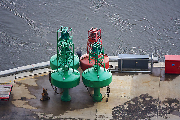 포토 JPG 해외이미지 바다 표시 항해 경고 사람없음 빨간색 초록색 강 사인 방파제 신호 해군 포트 네비게이션 부표 해외202004 해외포토 공공시설 컬러 배_교통 군대 파일형식 이미지허브