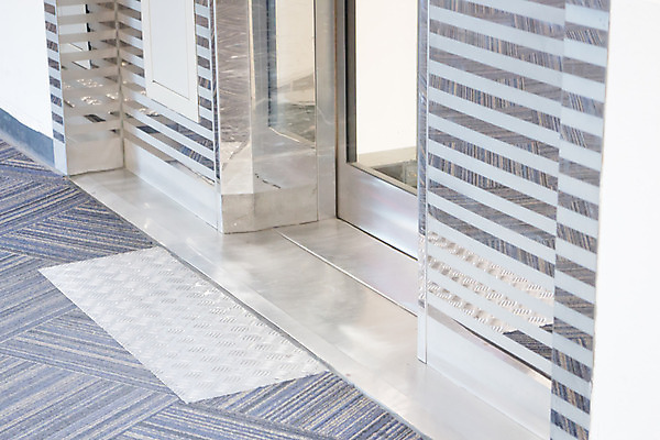 포토 JPG 해외이미지 벽 이동 회사 건축양식 교통시설 호텔 바닥 실내 사람없음 내부 건물 빛 사무실 문 금속 복도 고급 우아함 닫기 은색 미끄러짐 엘리베이터 방향 대문 리프트 해외202004 해외포토 건축물 건축 컬러 교통 컨셉 비즈니스 모션 재질 숙소 시설 파일형식 이미지허브