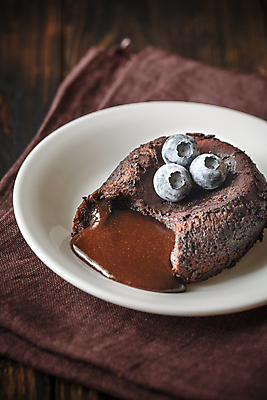 포토 JPG 해외이미지 디저트 실내 사람없음 초콜릿 달콤 블루베리 나무배경 해외202004 퐁당오쇼콜라 해외포토 음식 백그라운드 과일 내부 맛 파일형식 이미지허브