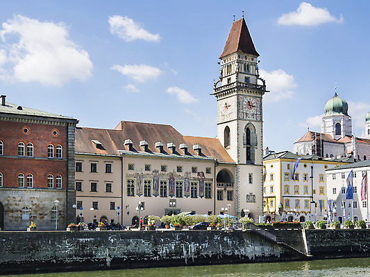 포토 JPG 해외이미지 시계 조각 여행 건축양식 휴가 독일 사람없음 건물 장식 강 탑 도시 시간 역사 수리 큼 벽화 그림 타운 연립주택 동쪽 다뉴브강 복원 옛날 회복 바이에른 바이에른사람 해외202004 해외포토 건축물 건축 유럽 컨셉 주택 크기 방향 파일형식 이미지허브
