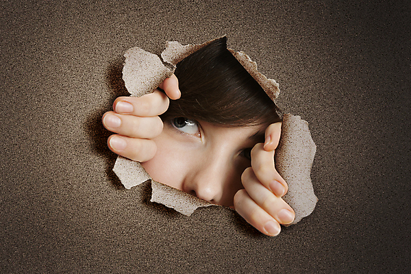 포토 JPG 해외이미지 응시 여자 종이 얼굴 한명 성인 잡기 구멍 엿보기 질감 찢어짐 성인여자한명만 해외포토 1 시선 모션 사람 신체부위 여자한명만 성인여자만 파일형식 이미지허브