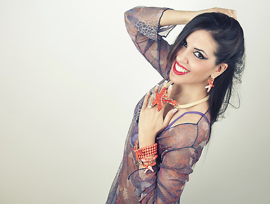 포토 JPG 해외이미지 라이프스타일 드레스 행복 별 목걸이 팔찌 휴가 사랑 한명 미소 사람 여름 청춘 태양 유행 귀걸이 기쁨 뜨거움 보석 긍정 필터 스타일 해외202004 해외포토 자연요소 1 옷 계절 감정 컨셉 장신구 표정 생활 광석 파일형식 이미지허브