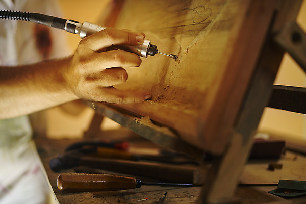 포토 JPG 해외이미지 직업 1 조각 노동자 기술 미술 한명 사람 성인 취미 목재 30대 기구 공구 업무 작업실 공예 집중 그림 예술가 판화 장인 목판화 솜씨 송곳 수공예품 조각가 조작 핸드메이드 해외202004 해외포토 나무 컨셉 재료 문화예술 장년 도구 작업 공예품 파일형식 이미지허브