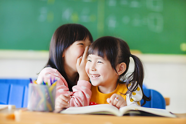 포토 JPG 해외이미지 학생 여자 교육 행복 감정 어린이 컨셉 교실 학교 함께함 말하기 미소 웃음 사람 동양인 두명 청춘 놀람 우정 활발 기쁨 듣기 표현 유머 비밀 귓속말 책상 자매 긍정 귀 충격 채팅 초보 해외202004 해외포토 가구 가족 모션 표정 인종 신체부위 친구 파일형식 이미지허브
