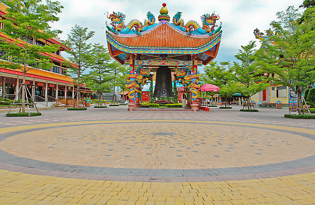 포토 JPG 해외이미지 나무 식물 전통 공원 아시아 선 조각 건축양식 태국 자연 지붕 새로움 새해 주택 동양인 풍경 사람없음 야외 건물 세로 초록색 여름 햇빛 평화 탑 중국 침묵 고요 궁전 용 사찰 타일 메인 명상 질감 조경 몬트리올 내추럴 스타일 해외202004 해외포토 건축물 계절 공공시설 건축 나라 컬러 컨셉 고건축 캐나다 종교건축 인종 태양 소리 생태계 파일형식 이미지허브