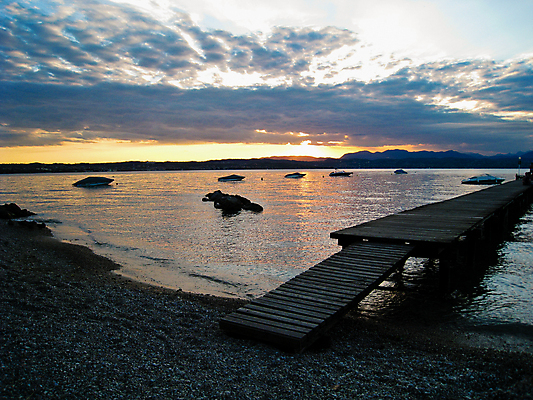 포토 JPG 해외이미지 구름 유럽 호수 여행 자연 하늘 휴가 휴식 산 풍경 사람없음 목재 물 여름 파란색 평화 환경 항구 황혼 일몰 이탈리아 젖음 조약돌 보트 땅 생태계 암초 생태학 해외202004 해외포토 자연요소 나무 계절 교육 나라 컬러 컨셉 배_교통 재료 교통시설 노을 돌_바위 파일형식 이미지허브