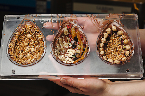 포토 JPG 해외이미지 계절 종교 음식 과일 재료 휴가 디저트 부활절 건조 사탕 선물 사람없음 장식 갈색 과자 초콜릿 계란 축제 어둠 놀람 이탈리아 우유 견과류 축하 토끼 4월 심볼 아몬드 코코아 개암 해외202004 해외포토 기념일 열매 감정 유럽 음료 컬러 컨셉 포유류 유제품 표정 반려동물 알 날짜 파일형식 이미지허브