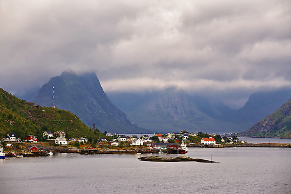 포토 JPG 해외이미지 구름 전통 유럽 바다 섬 여행 자연 하늘 낚시 산 주택 노르웨이 풍경 사람없음 야외 목재 물 여름 마을 항구 만 오두막 북극 그림 시골집 북쪽 타운 흐림 스칸디나비아 절정 해외202004 해외포토 자연요소 나무 계절 나라 재료 교통시설 레저 날씨 건물 도시 극지방 방향 생태계 파일형식 이미지허브
