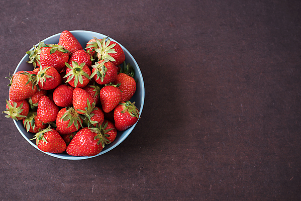 포토 JPG 해외이미지 접시 계절 열매 음식 백그라운드 다이어트 과일 재료 자연 탁자 딸기 디저트 건강 사람없음 목재 빨간색 초록색 여름 농장 검은색 어둠 침묵 시골 신선 사발 달콤 맛 아침식사 주식 큼 먹기 가득함 유기농 날것 내추럴 숙성 채식주의자 해외202004 해외포토 나무 식물 식기 웰빙 컬러 가구 컨셉 농업 모션 금융 식사 소리 사기그릇 크기 생태계 채식 파일형식 이미지허브