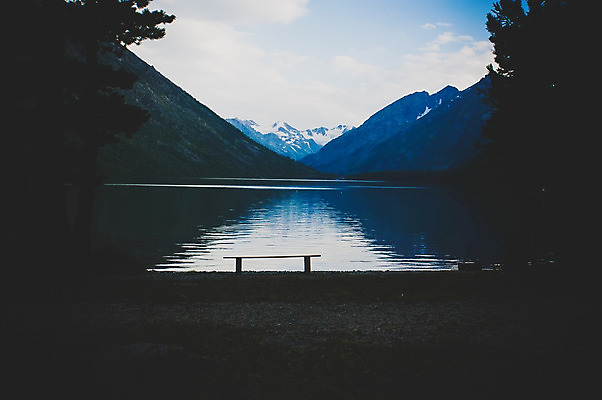 포토 JPG 해외이미지 호수 파도 벤치 자연 산 풍경 사람없음 물 환경 상점 검은색 어둠 새벽 회색 바위 고독 야간 저녁 장면 내추럴 나쁜 우울감 해외202004 해외포토 자연요소 감정 바다 컬러 의자 돌_바위 생태계 파일형식 이미지허브