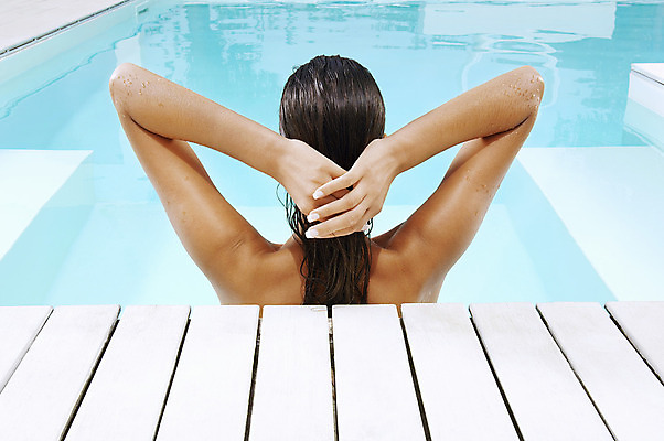 포토 JPG 해외이미지 백인 1 라이프스타일 긴머리 여자 휴가 휴식 수영장 관리 사람 20대 성인 사람없음 야외 목재 뒷모습 가로 물 수영 이탈리아 젖음 흰색 당기기 가장자리 널 피부 어깨 휴양지 주말 터키석 해외202004 해외포토 자연요소 서양인 나무 헤어스타일 유럽 뷰포인트 컬러 컨셉 재료 모션 청년 생활 신체부위 장소 수상스포츠 둘레 보석 파일형식 이미지허브