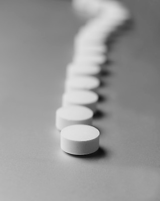 포토 JPG 해외이미지 사람없음 치료 알약 약 회색 흰색 상품 마약 배급 정물화 줄서기 진통제 해외202004 해외포토 컬러 의학 모션 그림 파일형식 이미지허브