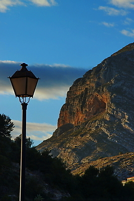 포토 JPG 해외이미지 구름 공원 여행 자연 하늘 산 풍경 사람없음 야외 파란색 등산 하이킹 지중해 생태학 웅장함 몬테카를로 해외202004 해외포토 자연요소 공공시설 교육 바다 컬러 레저 트래킹 생태계 모나코 파일형식 이미지허브