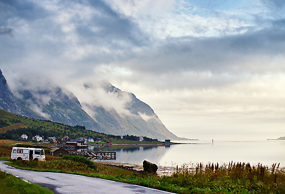 포토 JPG 해외이미지 구름 유럽 도로 바다 섬 여행 자연 하늘 휴가 산 주택 파노라마 노르웨이 풍경 사람없음 야외 물 여름 파란색 마을 항구 맑음 안개 시골 오두막 북쪽 스칸디나비아 해외202004 해외포토 자연요소 계절 나라 길 컬러 교통시설 날씨 촬영기법 건물 방향 생태계 파일형식 이미지허브