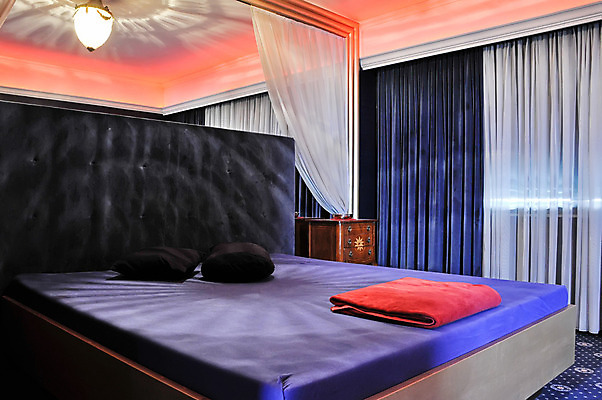 포토 JPG 해외이미지 라이프스타일 호텔 휴가 주택 실내 사람없음 내부 가로 파란색 유행 침실 거울 방 침대 잠 재산 고급 큼 왕 치수 더블 진짜 해외202004 해외포토 컬러 가구 컨셉 숙소 건물 생활 금융 크기 파일형식 이미지허브