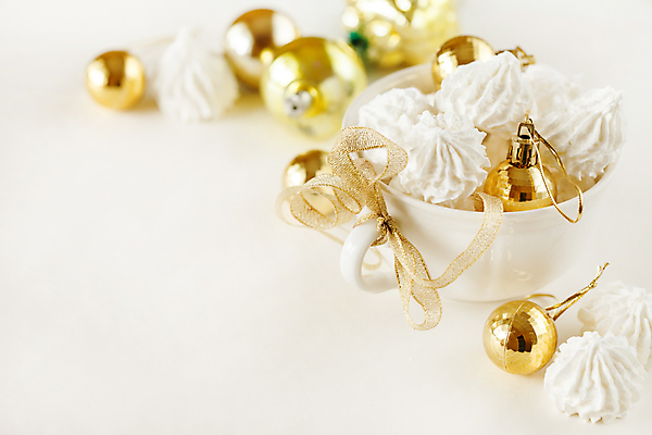 포토 JPG 해외이미지 리본 크리스마스 서양음식 실내 사람없음 아웃포커스 컵 쿠키 달콤 흰배경 머랭 오너먼트 해외202004 머랭쿠키 해외포토 식기 기념일 음식 백그라운드 크리스마스장식 디저트 촬영기법 내부 흰색 맛 파일형식 이미지허브