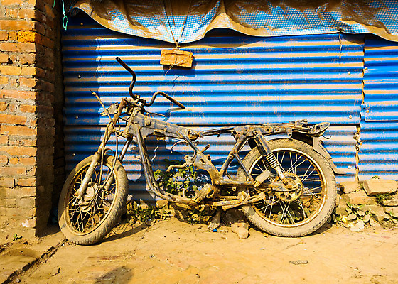 포토 JPG 해외이미지 외관 교통시설 거리 프레임 사람없음 건물 옆모습 자전거 손상 오토바이 수확 가난 버리기 부식 복고 네팔 셔터 옛날 차고 카트만두 해외202004 해외포토 건축물 아시아 뷰포인트 교통 컨셉 농업 모션 바이크 시설 파일형식 이미지허브