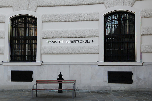 포토 JPG 해외이미지 유럽 벽 벤치 건축양식 창문 학교 화살 바닥 주택 사람없음 건물 빨간색 금속 검은색 흰색 도시 역사 비엔나 오스트리아 승차 사인 땅바닥 스페인어 옛날 해외202004 해외포토 건축물 교육 건축 나라 컬러 의자 모션 재질 파일형식 이미지허브