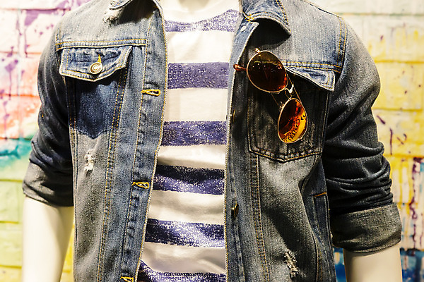 포토 JPG 해외이미지 백인 모델 옷 남자 행복 안경 벽 백그라운드 티셔츠 장신구 바지 실내 관리 사람 소년 사람없음 목재 파란색 유행 세일 상점 검은색 어둠 재킷 회색 흰색 청바지 잡기 도시 상품 주머니 마네킹 시원함 가득함 길이 옛날 캡모자 스타일 힙스터 해외202004 해외포토 서양인 나무 모자_잡화 잡화 패션 감정 어린이 컬러 셔츠 재료 모션 하의 내부 외투 파일형식 이미지허브