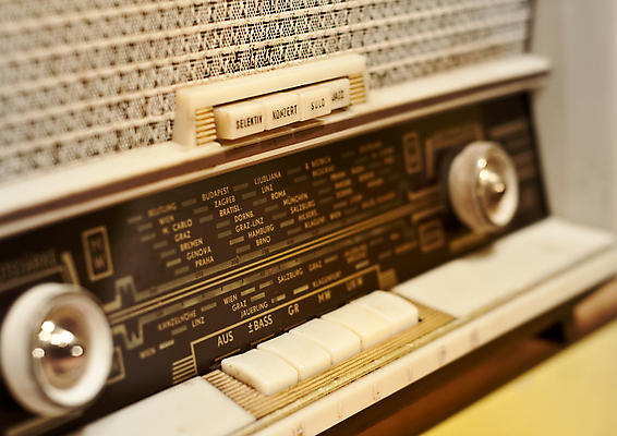 포토 JPG 해외이미지 음악 백그라운드 사람없음 목재 가로 갈색 노란색 소리 장비 수확 골동품 역사 오스트리아 클래식 닫기 역 볼륨 묘사 오브젝트 수화기 라디오 복고 전자 오디오 방송 튜브 옛날 스타일 해외202004 해외포토 나무 유럽 컬러 컨셉 농업 재료 교통시설 모션 문화예술 전자제품 전화기 파일형식 이미지허브