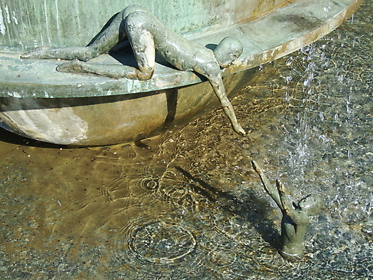 포토 JPG 해외이미지 남자 조각 독일 안전 사람없음 물 금속 맑음 구출 위험 묘사 분수 베를린 옛날 헬프 해외202004 해외포토 자연요소 유럽 컨셉 재질 날씨 사람 도움 파일형식 이미지허브