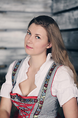 포토 JPG 해외이미지 전통 드레스 여자 행복 문화 독일 한명 미소 여러명 금발 농장 수확 시골 볏짚 밀짚 외양간 던들 옥토버페스트 전국 해외202004 해외포토 1 헤어스타일 옷 감정 유럽 다수 농업 표정 사람 짚 파일형식 이미지허브