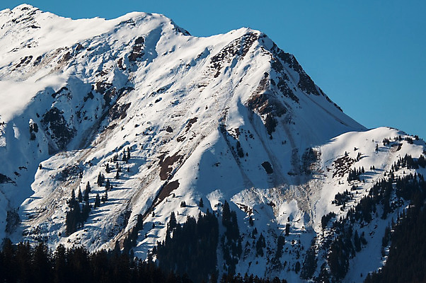 포토 JPG 해외이미지 나무 라이프스타일 벽 스포츠 여행 겨울 자연 하늘 아침 스키 산 풍경 사람없음 야외 파란색 얼음 봄 등산 트래킹 하이킹 추위 자유 바위 흰색 오스트리아 정상 위험 시원함 오르기 내추럴 무임승차 절정 해외202004 해외포토 주간 자연요소 식물 계절 유럽 컬러 컨셉 모션 레저 겨울스포츠 생활 돌_바위 승차 생태계 파일형식 이미지허브