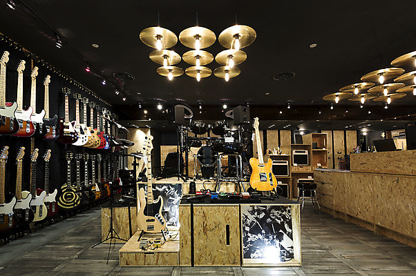 포토 JPG 해외이미지 디자인 문화 줄 음악 벽 노래 놀이 매달리기 여러명 사람없음 판매 세일 상점 쪽지 소리 공연 장비 무대 수확 기구 기타 악단 클래식 오브젝트 드럼 롤 오디오 소매 기어 재즈 멜로디 뮤지컬 블루스 줄서기 많음 해외202004 해외포토 다수 컨셉 농업 모션 현악기 문화예술 타악기 사람 이벤트 전자제품 파일형식 이미지허브