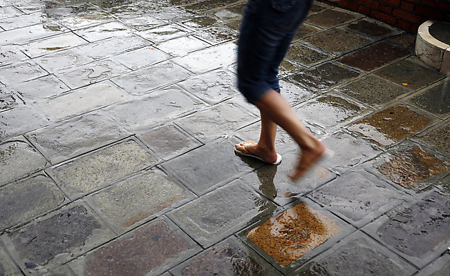 포토 JPG 해외이미지 여자 모션 날씨 사람 사람없음 야외 가로 여행객 걷기 이탈리아 산책 젖음 도시 베네치아 블러 해외202004 해외포토 유럽 휴식 파일형식 이미지허브