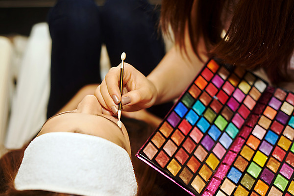 포토 JPG 해외이미지 직업 얼굴 분홍색 백그라운드 장신구 갈색머리 그림자 두명 빨간색 초록색 파란색 빛 세트 컬러풀 갈색 노란색 유행 검은색 페인트 화장품 팔레트 황금 닫기 가루 수집 그림 만들기 아이섀도 조립 많음 해외202004 해외포토 헤어스타일 컬러 컨셉 모션 사람 신체부위 뷰티 파일형식 이미지허브