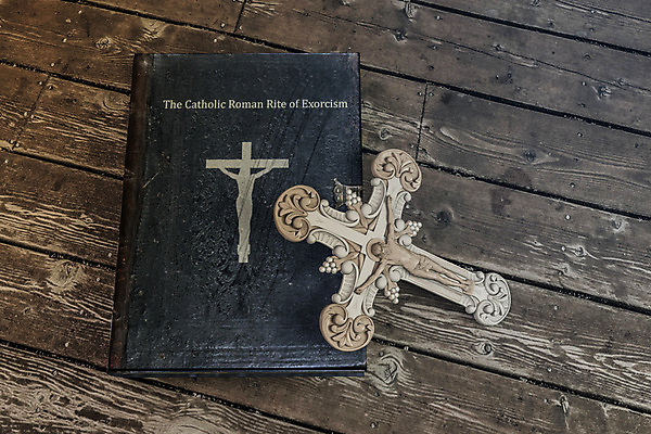 포토 JPG 해외이미지 아이콘 기독교 종교 종이 백그라운드 십자가 일러스트 바닥 미술 사람없음 목재 책 3D 검은색 성경 천주교 덮개 기도 예수 영혼 심볼 만들기 페이지 신성 신앙심 엘리먼트 해외202004 해외포토 나무 컬러 재료 종교용품 모션 문화예술 뚜껑 신_종교 디지털합성 파일형식 이미지허브