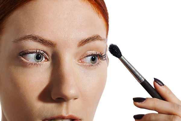 포토 JPG 해외이미지 모델 여자 얼굴 그림자 한명 사람 유행 화장품 흰색 붓 닫기 준비 코 스킨케어 아이섀도 심각 카피스페이스 해외202004 해외포토 1 컬러 컨셉 모션 신체부위 뷰티 공백 파일형식 이미지허브