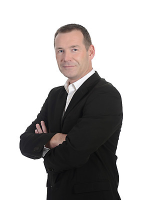 포토 JPG 해외이미지 스튜디오촬영 응시 행복 셔츠 비즈니스 사업가 성공 갈색머리 한명 정장 세로 갈색 흰색 비즈니스맨 자신감 우아함 만족 흰배경 컨설턴트 경영자 변호사 고립 심각 해외202004 해외포토 직업 1 헤어스타일 시선 옷 남자 감정 컬러 백그라운드 컨셉 상의 실내 사람 직장인 전문직 상담 리더 파일형식 이미지허브