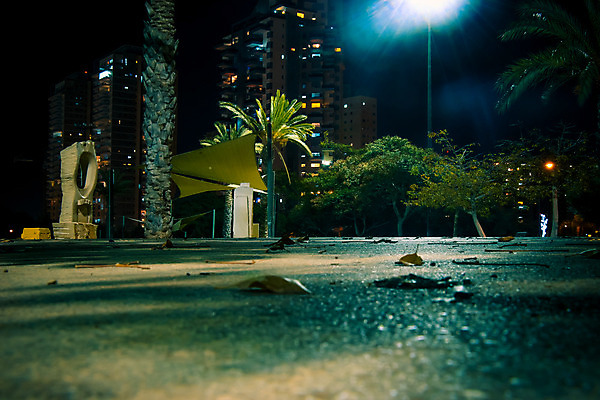 포토 JPG 해외이미지 나무 공원 조각 잎 벤치 바닥 주택 손바닥 사람없음 건물 빛 조각상 침묵 추위 램프 도시 분위기 야간 저녁 대리석 리빙 땅바닥 이스라엘 해외202004 해외포토 자연요소 식물 건축물 손 공공시설 컨셉 의자 재료 조명 조형물 소리 서아시아 파일형식 이미지허브