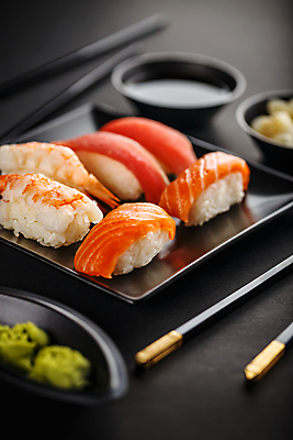 포토 JPG 해외이미지 접시 젓가락 검은배경 실내 사람없음 초밥 고추냉이 간장 종지 새우초밥 연어초밥 일본음식 해외202004 참치초밥 해외포토 그릇 식기 음식 백그라운드 새우 수저 내부 검은색 양념 연어 파일형식 이미지허브