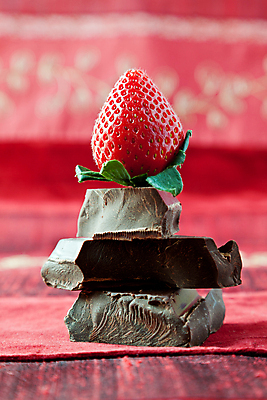 포토 JPG 해외이미지 1 열매 감정 음식 컨셉 다이어트 딸기 휴가 디저트 발렌타인데이 사탕 사랑 이벤트 사람없음 빨간색 갈색 초콜릿 축하 직물 싱글 질감 정물화 해외202004 해외포토 식물 컬러 과일 데이이벤트 건강 그림 파일형식 이미지허브