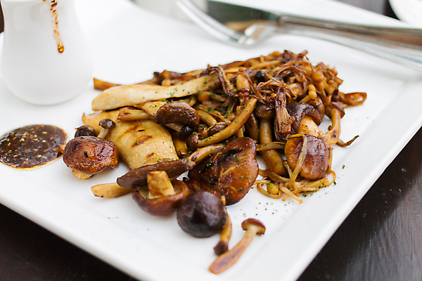 포토 JPG 해외이미지 접시 음식 채소 건강 요리 사람없음 식사 버섯 튀김 흰색 맛 점심식사 채식주의자 해외202004 해외포토 식기 컬러 컨셉 채식 파일형식 이미지허브