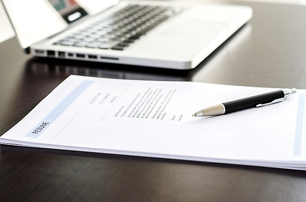 포토 JPG 해외이미지 직업 디자인 종이 안경 백그라운드 비즈니스 탁자 바닥 사람 사람없음 목재 컵 스마트폰 사무실 연필 펜 머리 우주 검은색 공백 장비 계산기 정보 업무 역 종업원 스마트 책상 시작 질감 문서 형광펜 이력서 자원 단절 채용 해외202004 해외포토 나무 식기 잡화 컬러 가구 컨셉 재료 교통시설 문구용품 학용품 신체부위 핸드폰 스마트기기 필기구 작업 파일형식 이미지허브