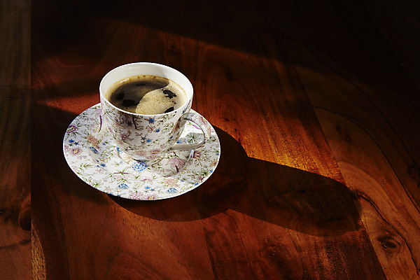 포토 JPG 해외이미지 라이프스타일 커피 꽃무늬 탁자 휴식 그림자 사람없음 컵 하이앵글 햇빛 갈색 식당 거품 카페 흰색 시골 아침식사 커피잔 컵받침 책상 질감 향기 심플 에스프레소 2016년 따뜻한음료 카페인 카피스페이스 해외202004 해외포토 식기 꽃 음료 뷰포인트 컬러 가구 컨셉 무늬 잔 생활 태양 상점 식사 공백 연도 받침대 냄새 파일형식 이미지허브