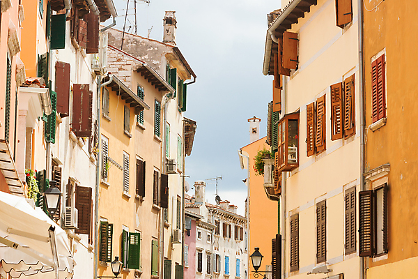 포토 JPG 해외이미지 디자인 유럽 도로 여행 패턴 창문 호텔 휴가 거리 주택 사람없음 건물 장식 햇빛 마을 도시 블라인드 중세 역사 크로아티아 셔터 여관 구시가지 연금 해외202004 해외포토 건축물 나라 길 무늬 교통시설 숙소 태양 커튼 파일형식 이미지허브