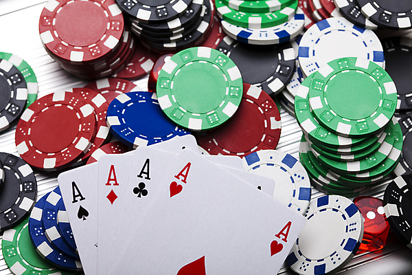 포토 JPG 해외이미지 실내 사람없음 트럼프 포커칩 도박 카지노 주사위 겜블 해외202004 해외포토 내부 놀이용품 포커 파일형식 이미지허브