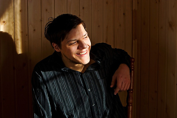 포토 JPG 해외이미지 남자 행복 얼굴 셔츠 건강 한명 미소 사람 파란색 태양 검은색 흰색 피부 만족 싱글 내추럴 해외202004 해외포토 자연요소 1 감정 컬러 상의 표정 신체부위 파일형식 이미지허브